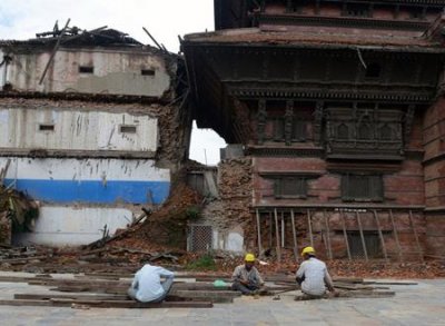 ​梦见地震房子倒塌但是安全躲开，女人梦到地震预示什么